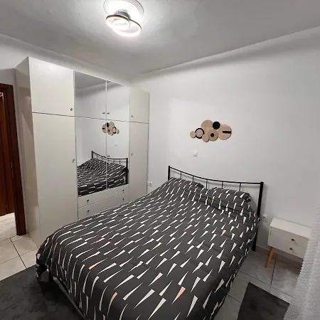Feels Like Cozy & Close To The Center Apartment *